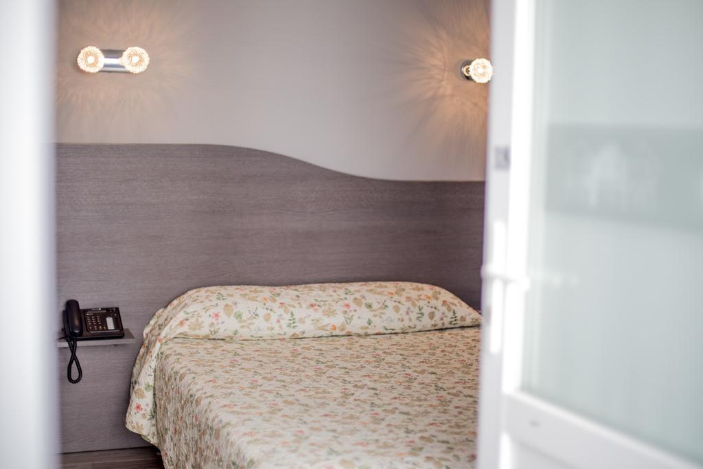 Annexe Hotel De La Gare อองดาเย ภายนอก รูปภาพ