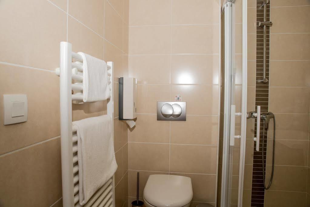 Annexe Hotel De La Gare อองดาเย ภายนอก รูปภาพ